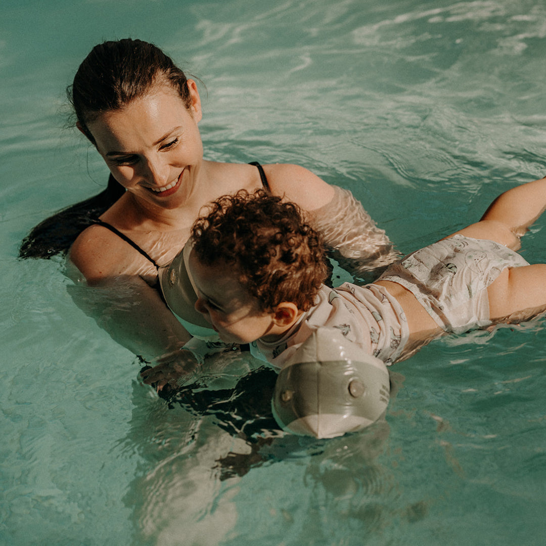 Bouée, brassards ou gilet gonflable pour baigner bébé ?