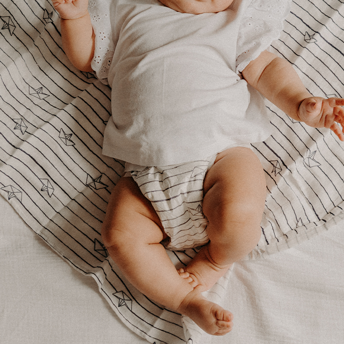 bébé allongé avec une jolie couche joone