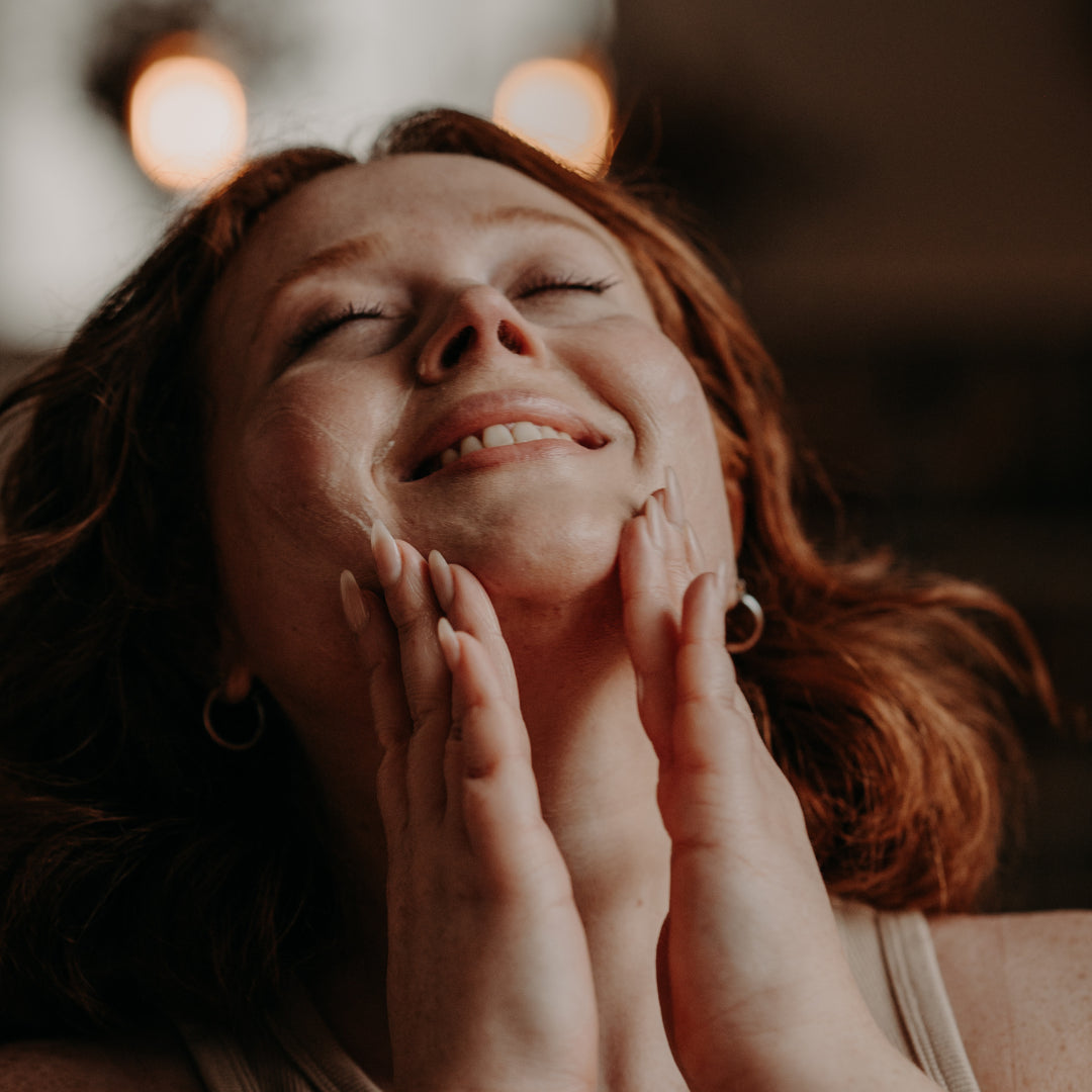 Cernée, fatiguée, sèche : 4 astuces pour prendre soin de votre peau post accouchement