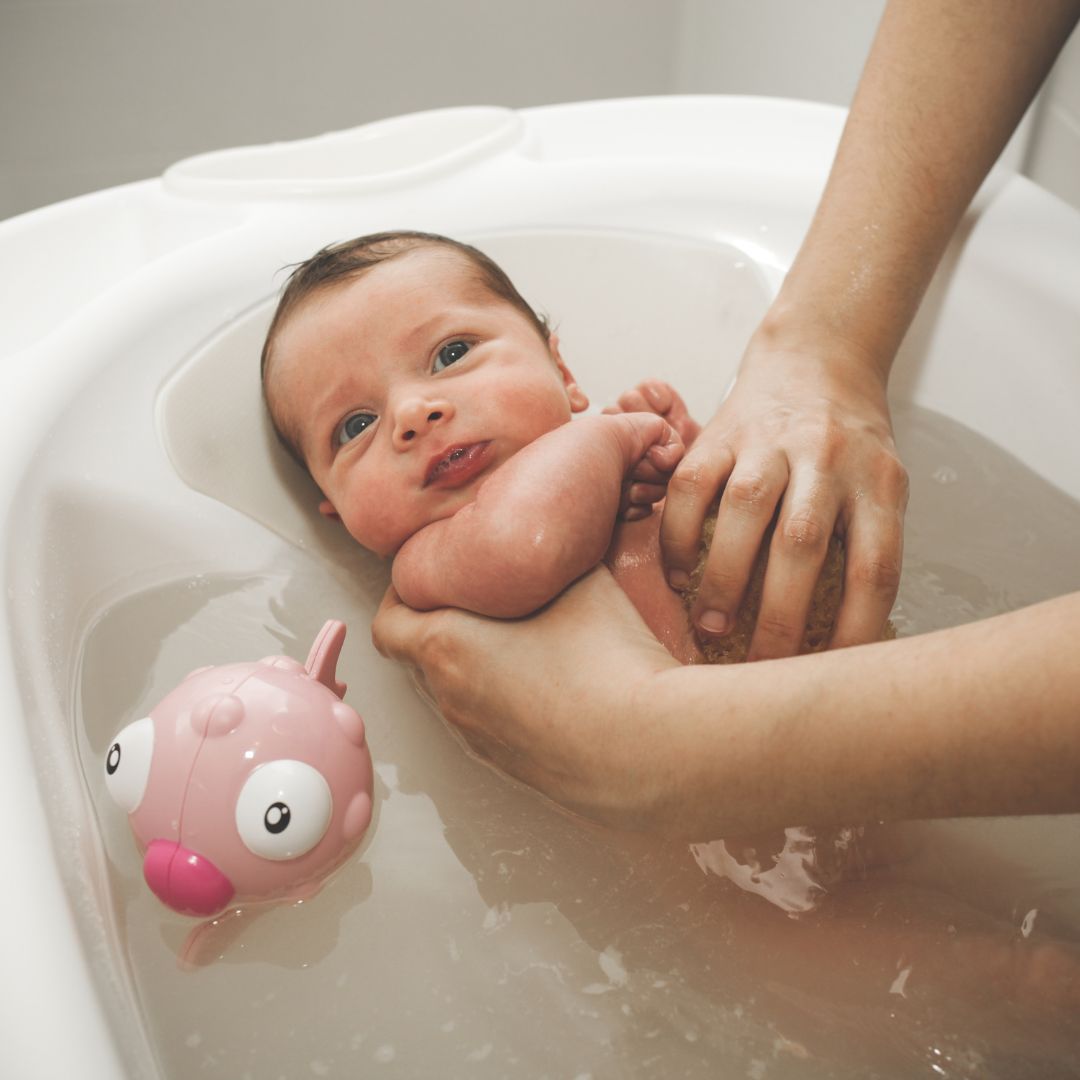 Bain de bébé : à quelle fréquence et quels produits utiliser ?