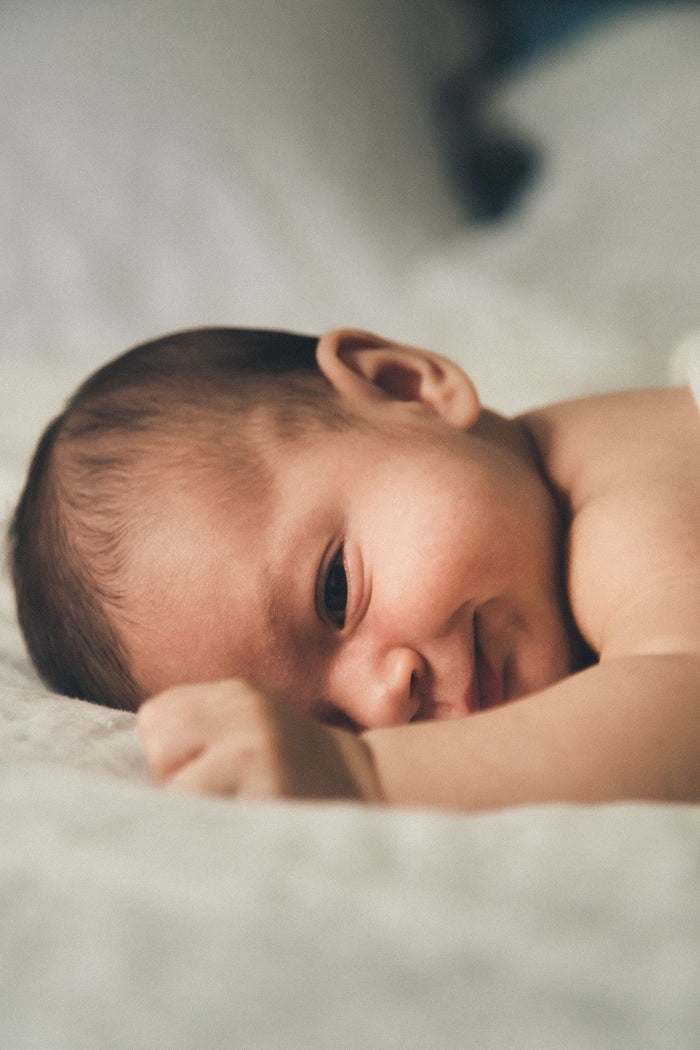 Bébé a la peau sèche : découvrez les soins les plus adaptés !