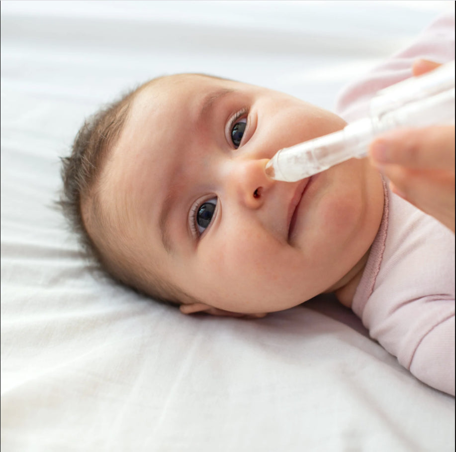 Comment bien moucher un bébé ? 3 experts vous expliquent.