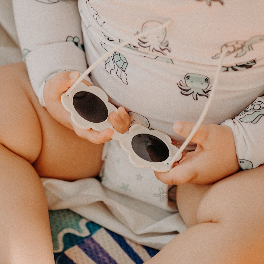 Le tee-shirt anti UV : votre meilleur allié pour bébé