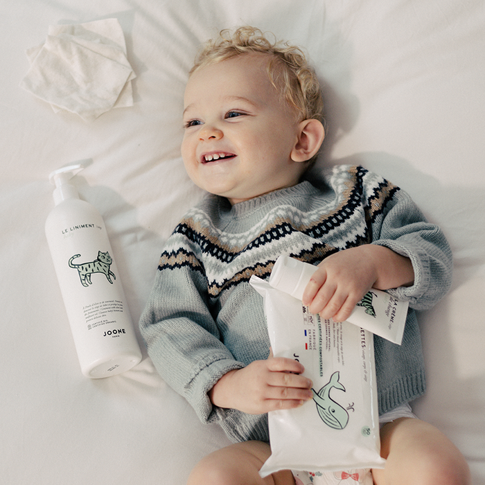 bébé allongé entouré de produits naturels bio