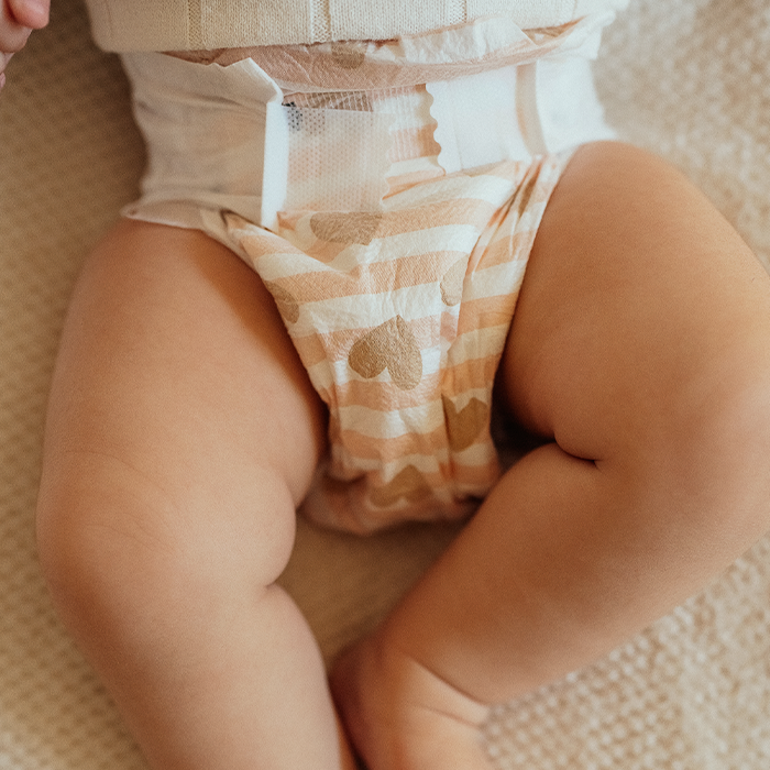 Parent portant son bébé en peau à peau pour apaiser les coliques du nourrisson