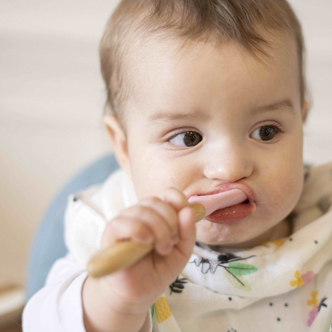 À quel âge bébé peut-il commencer les morceaux ? (et comment s’y prendre ?)