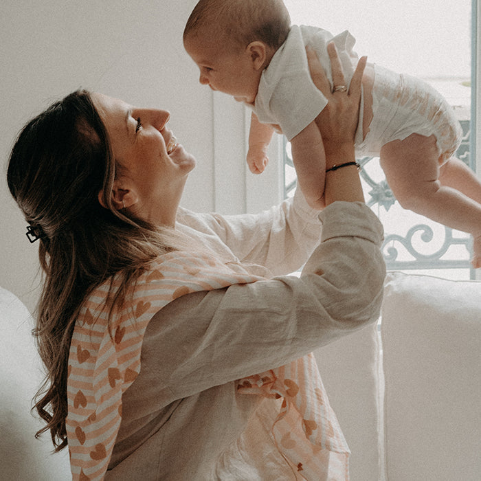 Comment hormones influencent-elles émotions et pleurs inexpliqués après accouchement ?