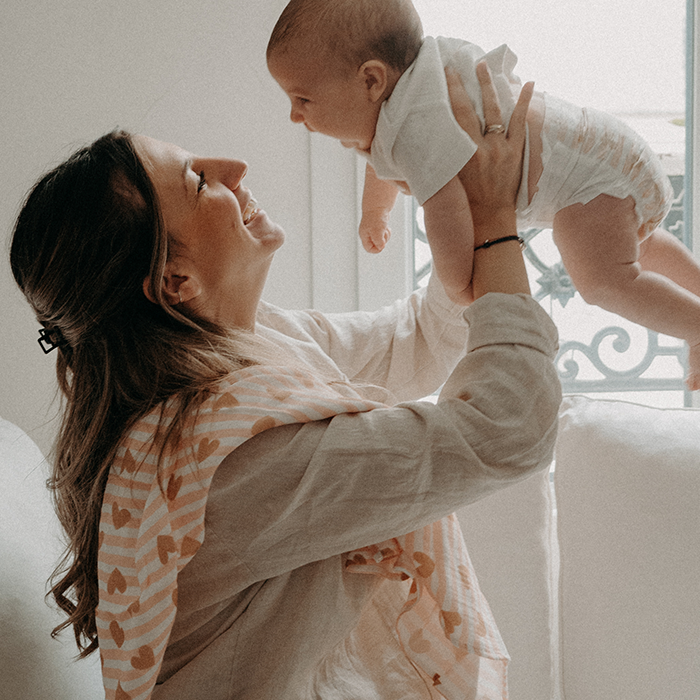 Comment hormones influencent-elles émotions et pleurs inexpliqués après accouchement ?