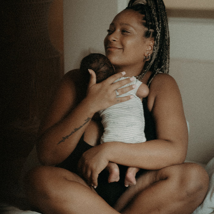 femme en post partum avec son bébé dans les bras