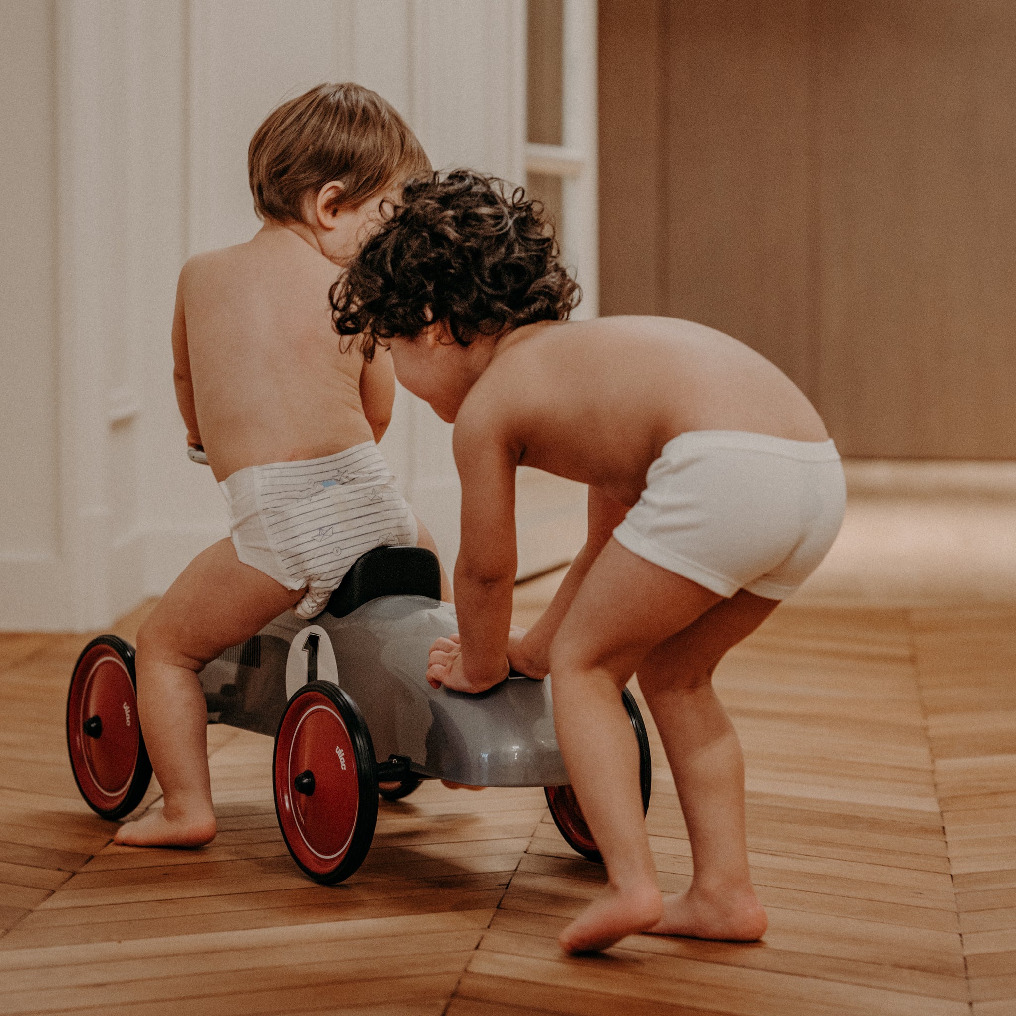 Bébé est propre le jour mais pas la nuit : quelle est la prochaine étape ?