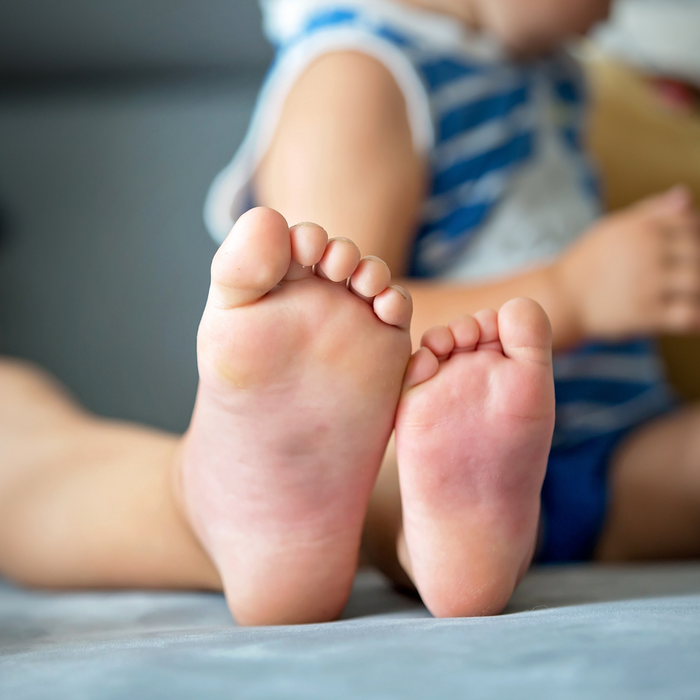 Bébé s'est fait piquer par une guêpe, que faire ? (6 conseils)