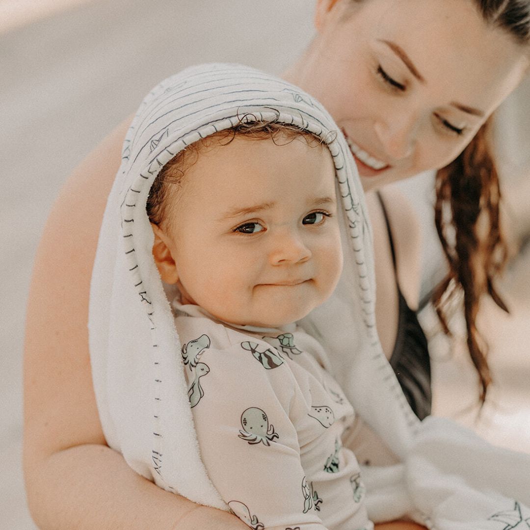 Serviette ou cape de bain, on vous aide à choisir.