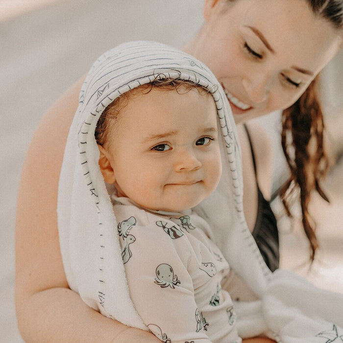 Serviette ou cape de bain, on vous aide à choisir.