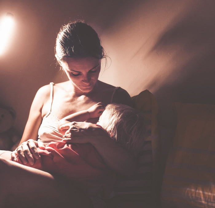 pourquoi les bébés se réveillent la nuit