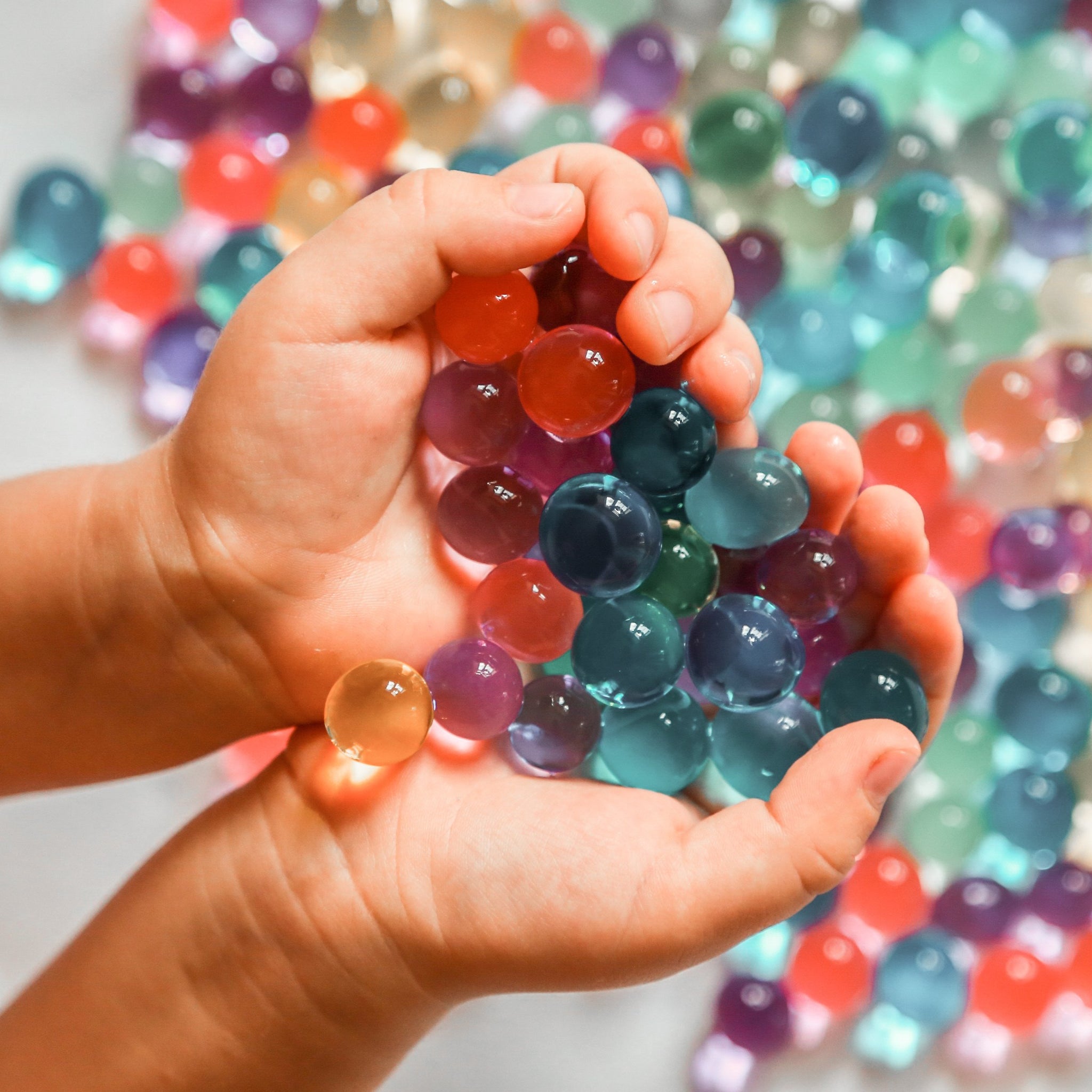 Activité sensorielle pour bébé : Perles d'eau comestibles (Water Beads) -  JOONE